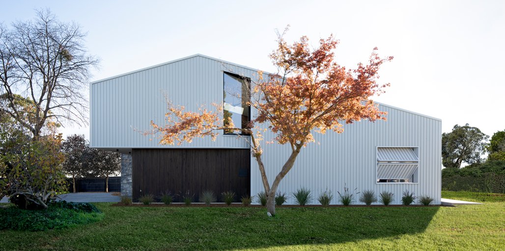 SteelSelectAUS's tweet image. Kenny Street House, Balwyn North VIC - #Lysaght #LONGLINE305 cladding made from @COLORBONDsteel #Surfmist, was an obvious choice for #ChanArchitecture for this Melbourne home, thanks to its #versatility, #flexibility and #reflective qualities. 
VISIT: spr.ly/60123NZkG
