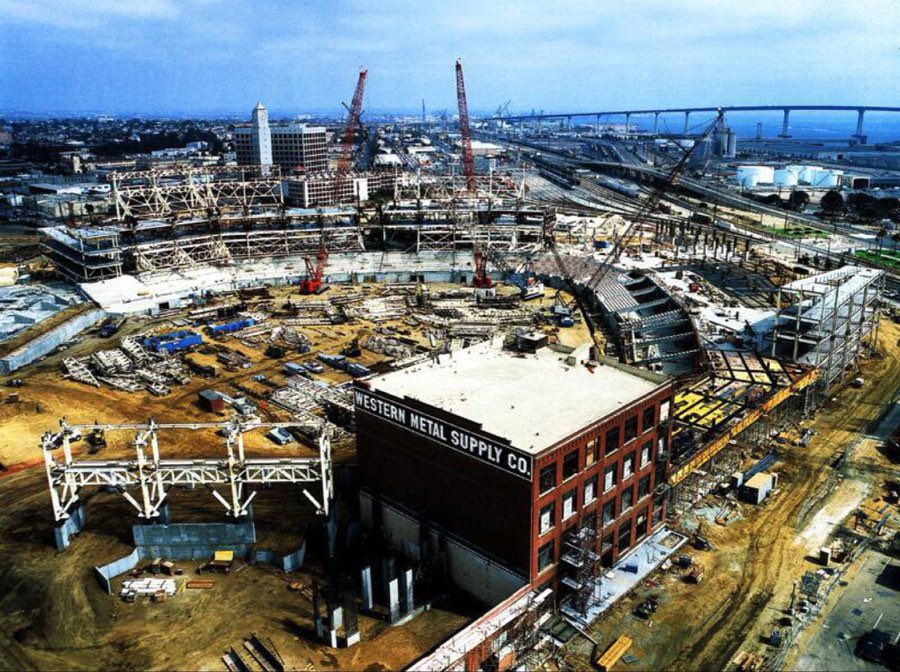 ouroldballgame's tweet photo. Petco Park under construction, 2002. #Padres https://t.co/jk37iIkyjT