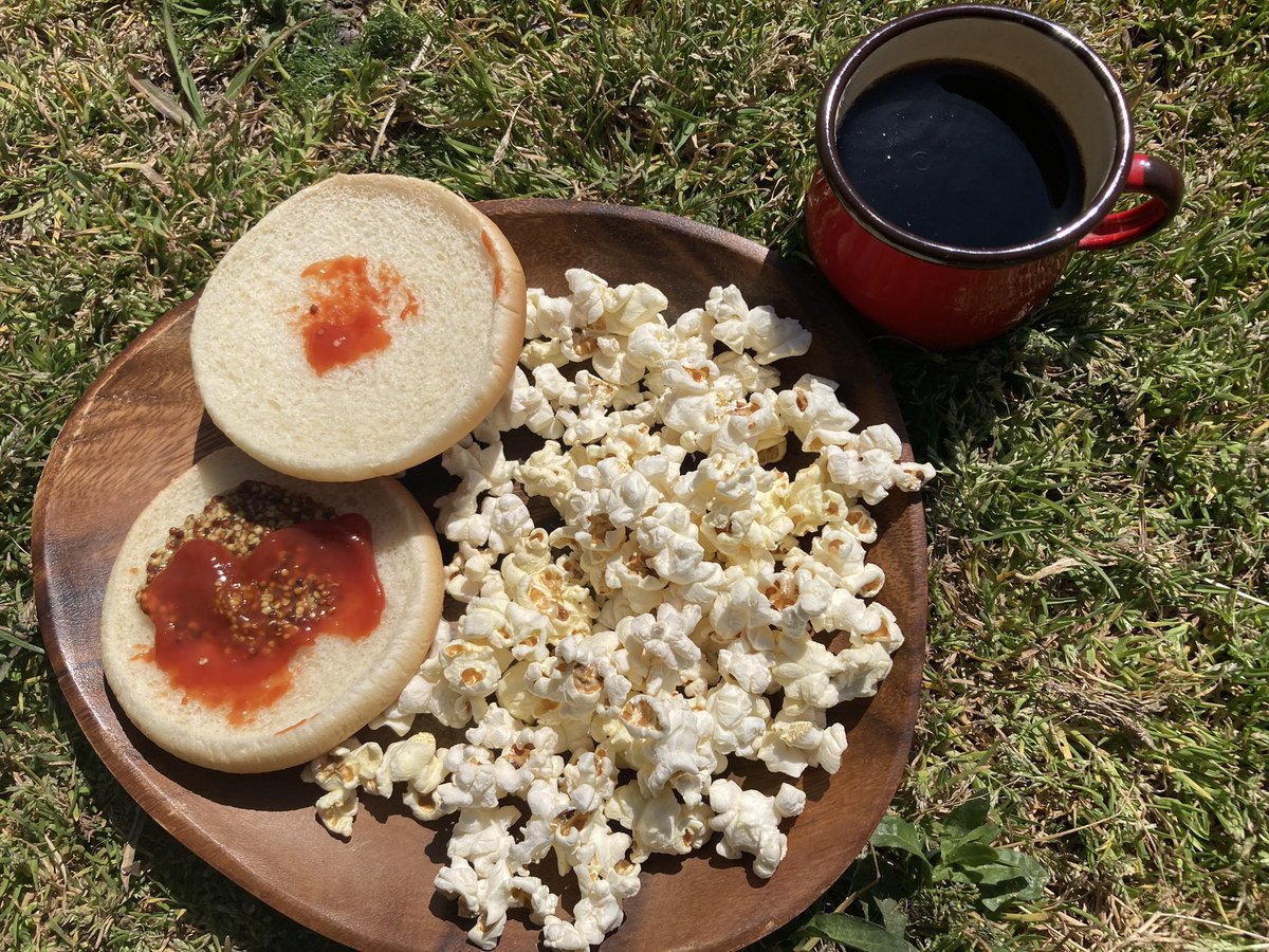 CloudMahsan's tweet photo. とりあえず…ひと息。

ポップコーン

&amp;

バンズにケチャップとマスタードのみバーガー！

コーラと共におやつタイム。笑

まぁ、こんなもんです。(^o^)

小さな虫が危うくケチャップに突入しかけて焦る。

あぶね！笑 https://t.co/nFW8ePbEn3