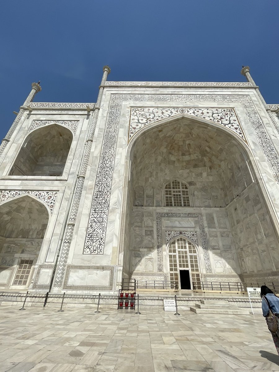 念願のTaj Mahalへ！！！
ものすごく天国に近い場所だなと思った。
真っ白なこの建築物に込められた想いと
これを作った守ってきた人々の想いがパワーとなり生きているようであっという間に虜になった！