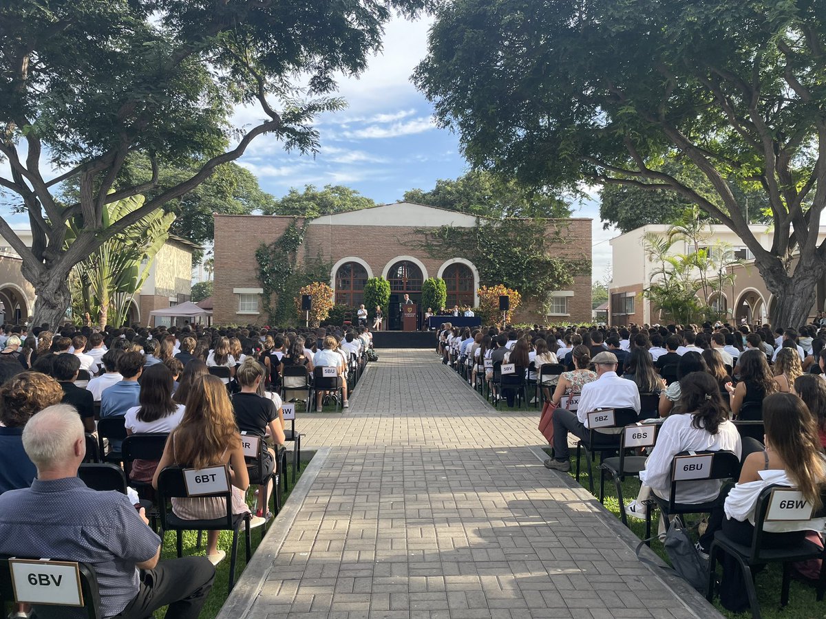 What a wonderful way to spend the morning. This years prefects and captains at their announcement assembly on the lawns of Markham College this morning. Excited to see how lead the students! 🇵🇪😎📚👩‍🎓🧑‍🎓#edutwitter