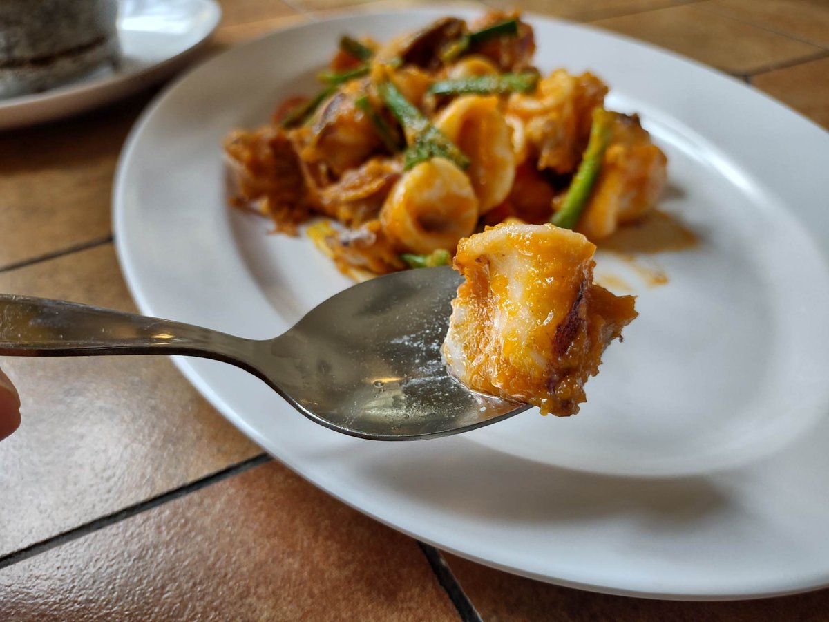 MoobinPakin's tweet photo. 🦑🥚เมนู "ปลาหมึกผัดไข่เค็ม" ยังไงก็ต้องยกให้ร้าน "มุมอร่อย" เป็น The Best จริงๆ 
😋จานนึงคือให้ปลาหมึกเยอะ! ไม่มีกระดองติด เคี้ยวได้ฟินๆ ไข่เค็มละเอียดติดเนื้อไปทุกส่วน กลมกล่อม เอาไปคลุกข้าวสวยโครตเข้ากัน
📍รอบนี้มาลองสาขาโคโม่(พัทยา) วิวสวยมาก!
#หมูบินพากิน #อร่อยบอกต่อ @aroii https://t.co/X9lgi6Nfhd