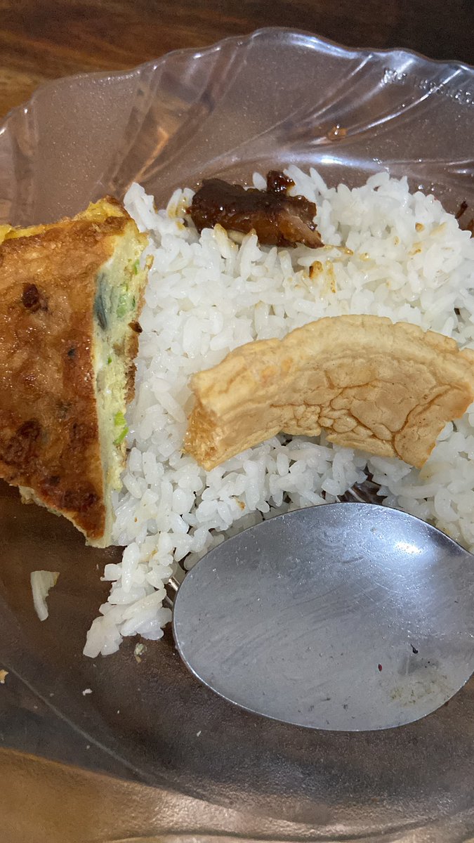 Makan pake telor dadar sma kerupuk aja bisa nambah, pantesan gak kurus2 wkwk yg penting selalu bersyukur ygy😃