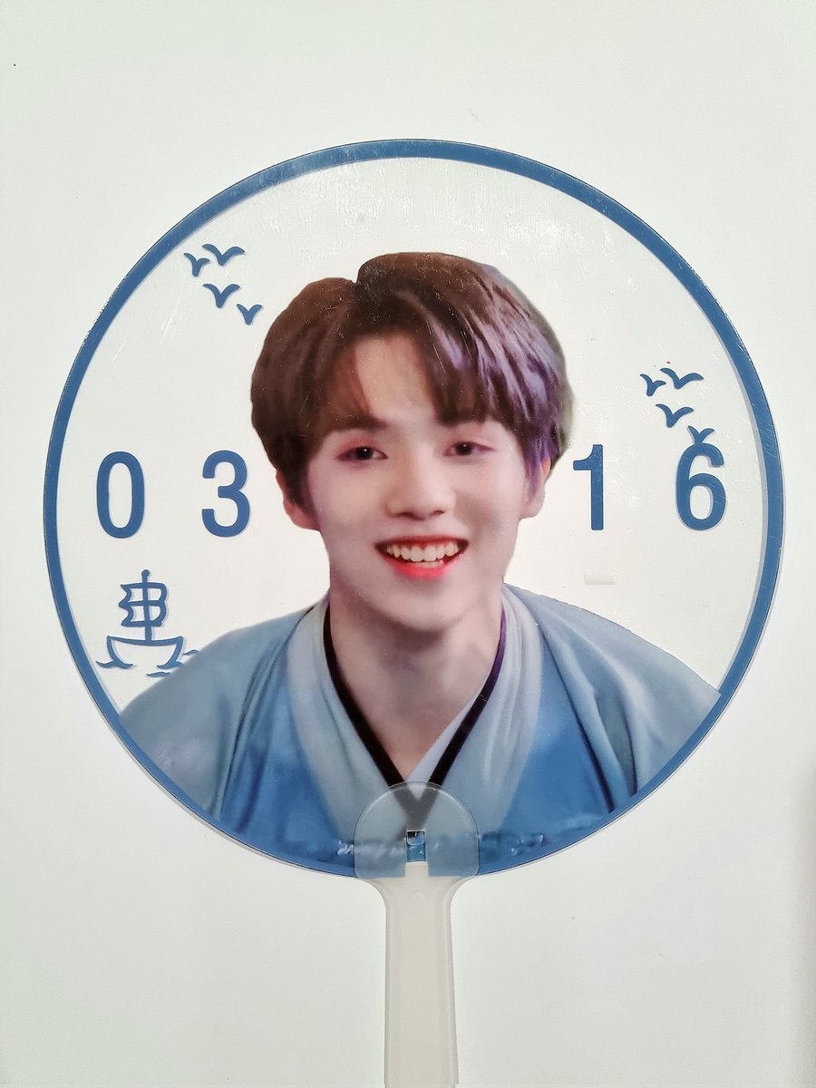 weiwei_lbz's tweet photo. Giveaway Set C : 

If you want this set, 
quote retweet this post with your birthday wishes to him with #LuoYizhou and #罗一舟 💚 

*Note: only 1 person who quote retweeted in the format above will be randomly selected https://t.co/pLNw3D8aAi