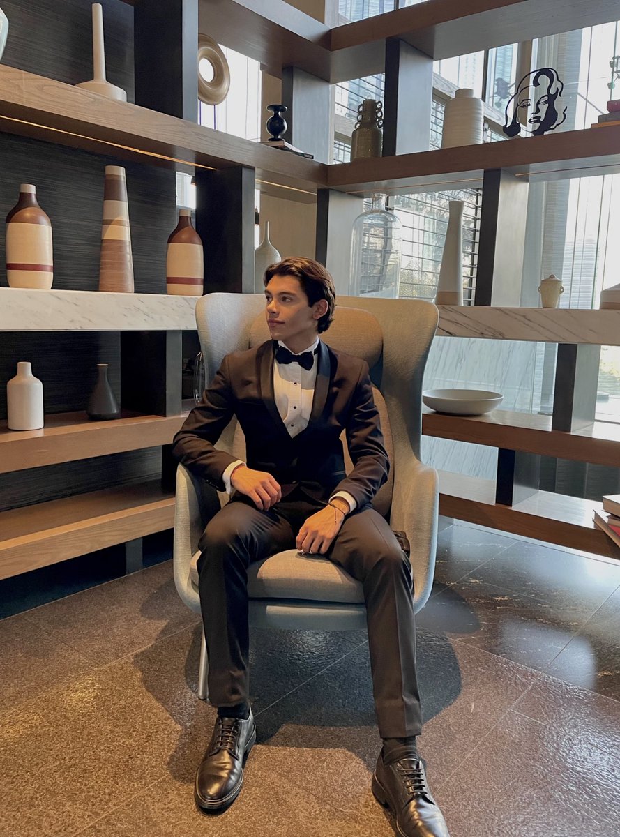 EfrainArias_'s tweet photo. me gusta como me veo de traje🖤 https://t.co/tdezRMQmok