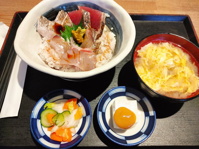 まともな食い物だ…。 