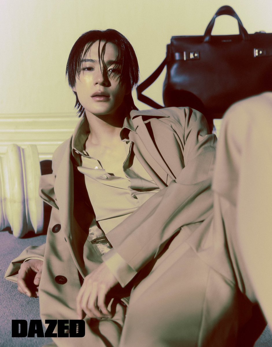 DazedKorea's tweet photo. HELLO FUTURE #협찬
 
한 치 앞도 모르는 세상, 낙관 가득한 미래를 도모하는 제노와 페라가모의 교차점에서.
 
*패션쇼 토드백은 페라가모(Ferragamo).
 #페라가모 #FERRAGAMO #JENO #제노 #NCT #엔시티
 더 많은 화보와 인터뷰는 <데이즈드> 스페셜 에디션에서 만나볼 수 있습니다. https://t.co/HvlEPkYeq9
