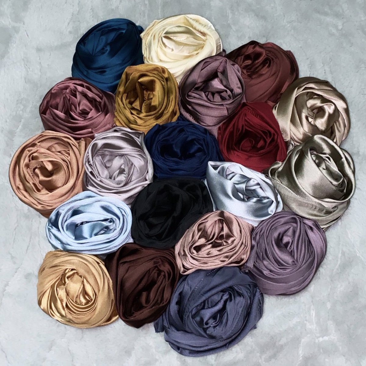 thesyahijab's tweet photo. Our Eyelash Satin Silk 😍

Pilihan warna dah tak banyak, semua nak cari tudung raya. Awak dah jumpa tudung raya ke belum? https://t.co/YLWNvA5ksP