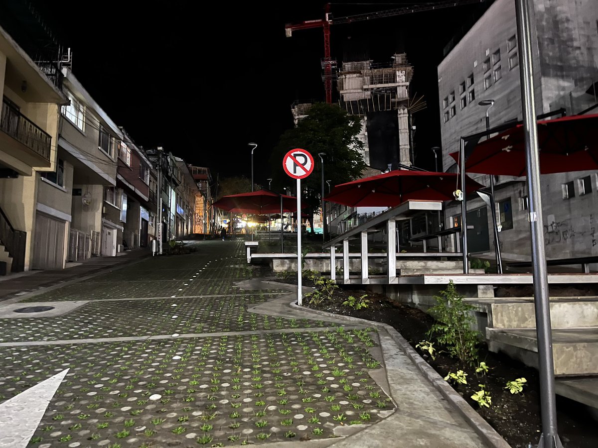 sebassaz's tweet photo. Segundo día sin luz en el Bulevar la 48, obra nueva, sin luz, fomentando la inseguridad, ¿cuántos días más estará sin luz? https://t.co/kG6TSkNLIn