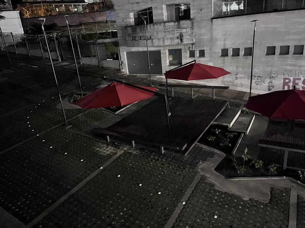 sebassaz's tweet photo. Segundo día sin luz en el Bulevar la 48, obra nueva, sin luz, fomentando la inseguridad, ¿cuántos días más estará sin luz? https://t.co/kG6TSkNLIn
