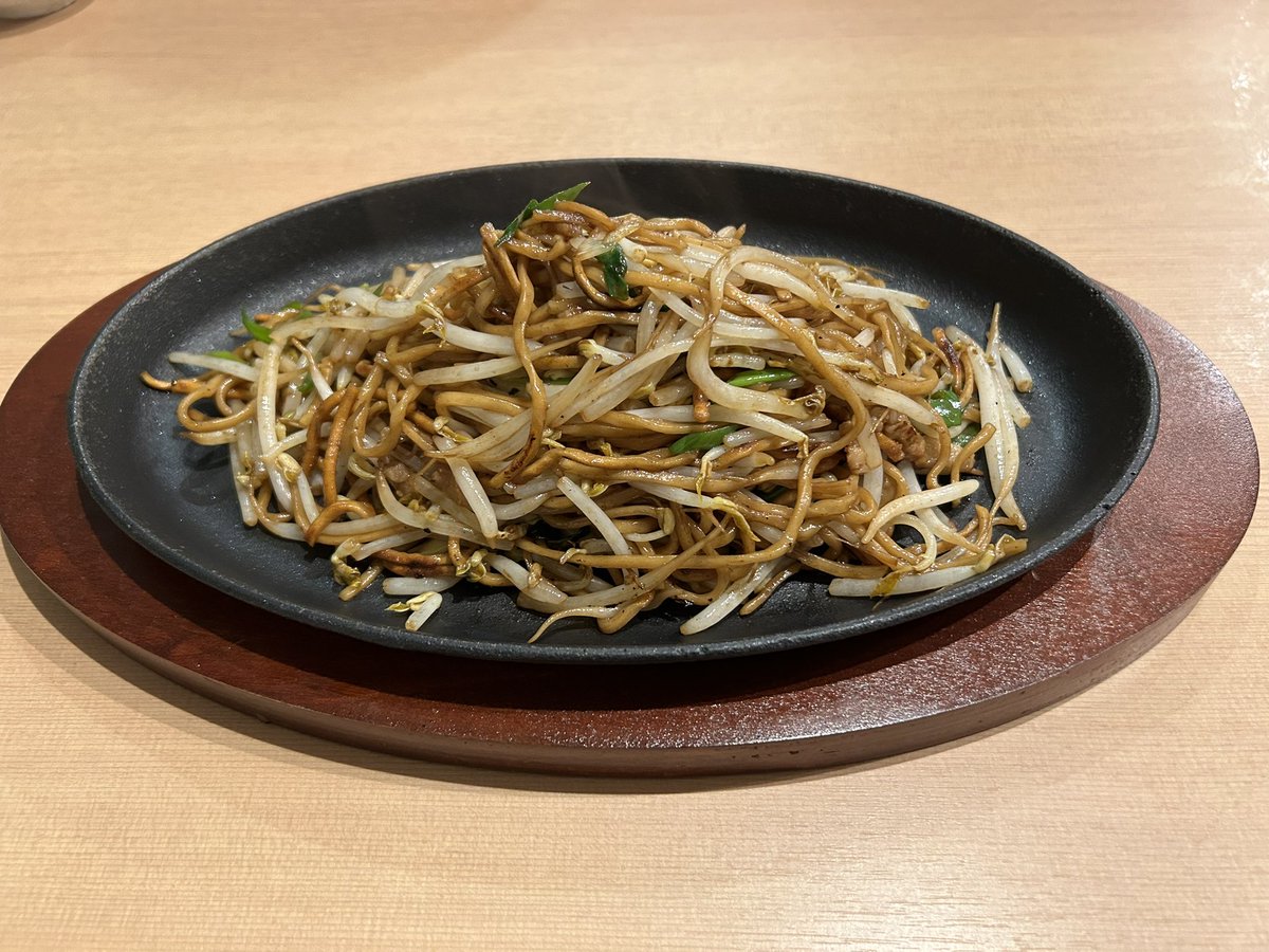 keiichi77777's tweet photo. 【たぬき】リバーウォーク北九州の「焼そばたぬき」で「焼そば」を頂きました。店舗移転後初訪問です。やはり美味しいですね。鉄板だから最後まで冷めずに美味しく頂けます。大満足しました😄ぜひ福岡市近郊にも出店してほしいですね。

#ラーメン #福岡 #福岡ラーメン #博多ラーメン #たぬき #焼そば https://t.co/2lyLGt9XFS