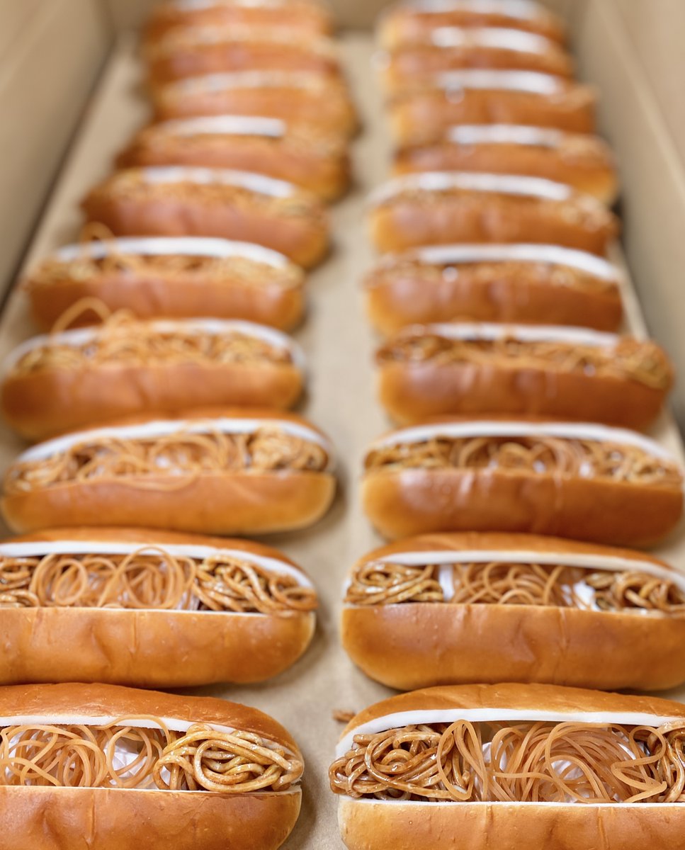 焼きそばパンの輪ゴム入れ】 パッケージ作業の様子をチラリ👀 ずらっと