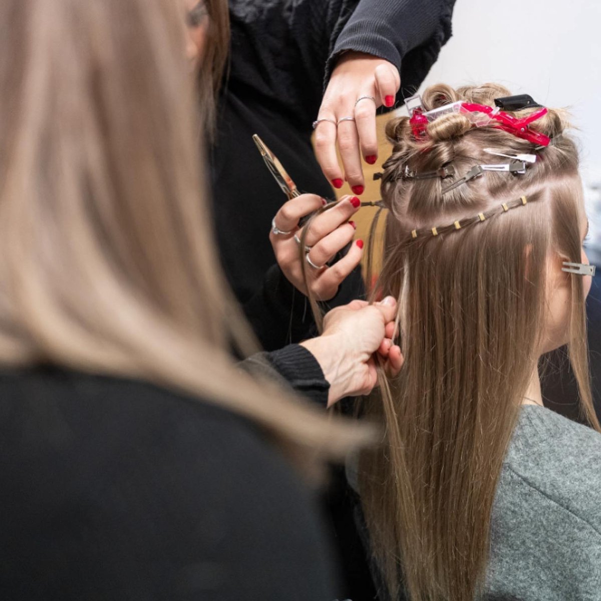 NEW In Person Hybrid Regional Dates 🖤 Don't miss out on this unique opportunity to grow your business &amp; become a sought after stylist in the luxury hair extension industry! 

Click the link "In Person Regional Hybrid Educations": linktr.ee/easihairpro for more information!