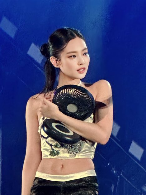 jennieaceitgirl's tweet photo. jennie looking so ethereal holding a fan https://t.co/9EXFQ0PmNe