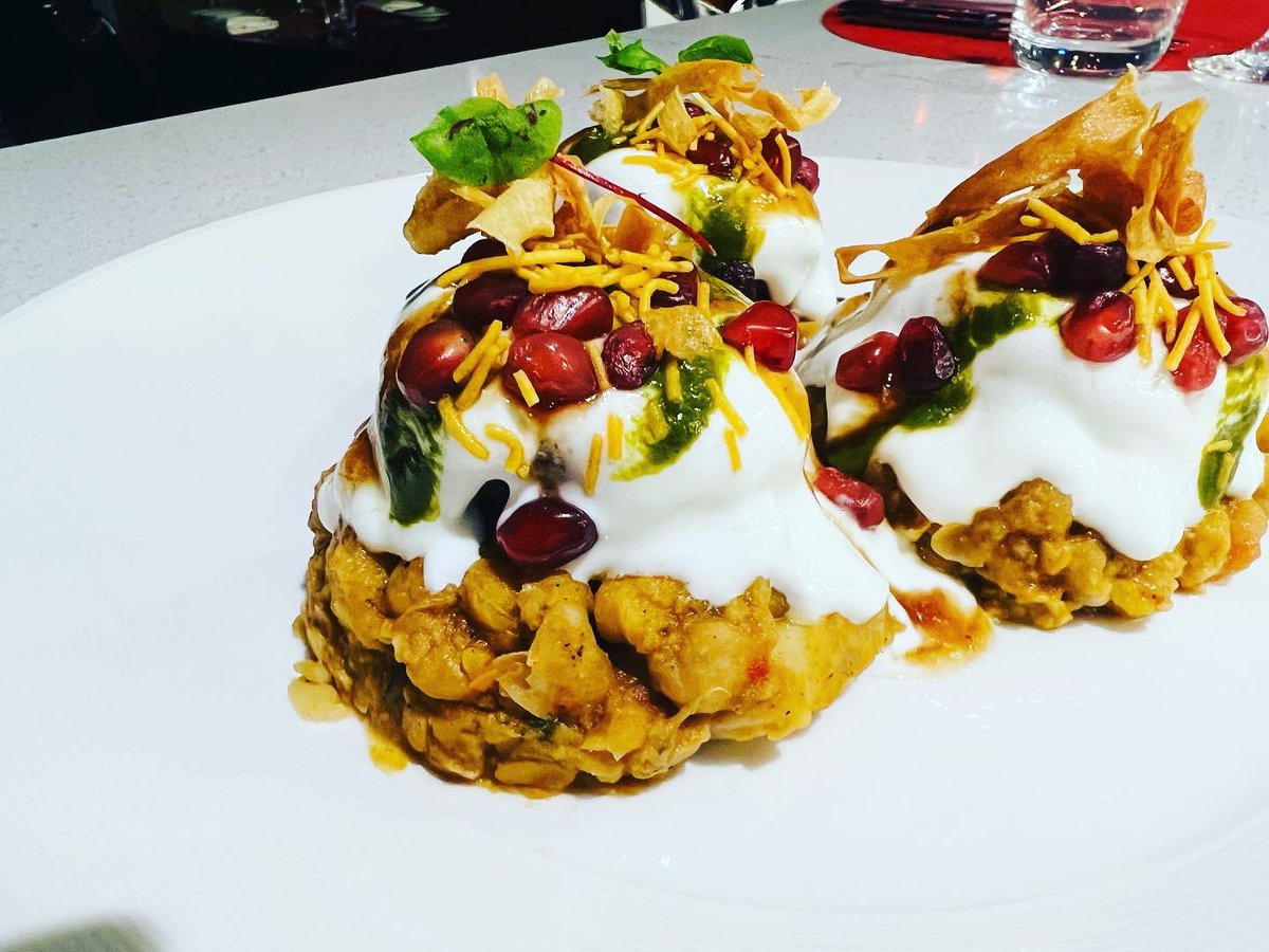 chefparminderbr's tweet photo. Aloo Chana chaat new trials with new concept of plating trying to relate the plating with eggs Benedict so we can call  it CHAATEDICT. #food #chef #toronto #plating #chefparminderbrar 

#aloo #chana #chaat with #sweet #yoghurt , #mint #sauce , #tamarind sauce , #sev , #pomegranate  and garnished with #microgreens