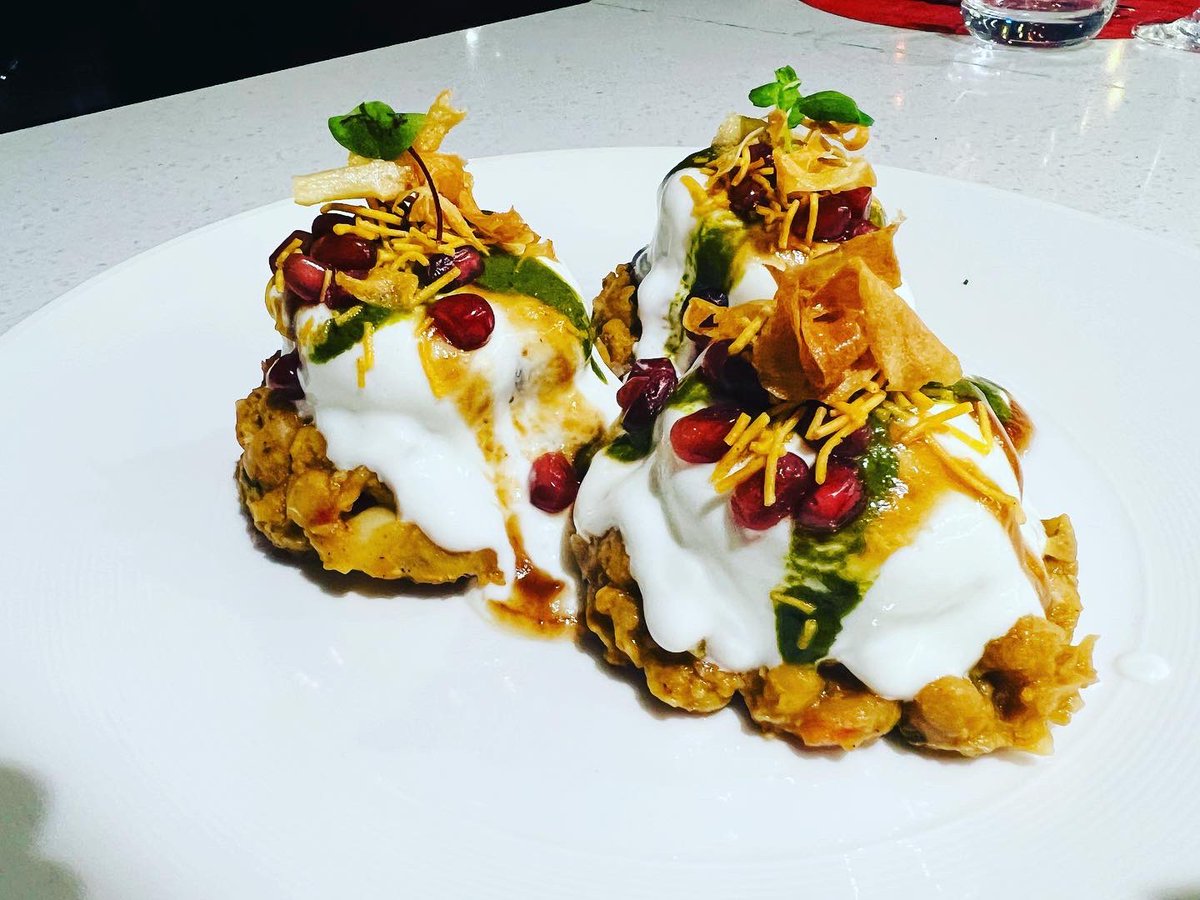 chefparminderbr's tweet photo. Aloo Chana chaat new trials with new concept of plating trying to relate the plating with eggs Benedict so we can call  it CHAATEDICT. #food #chef #toronto #plating #chefparminderbrar 

#aloo #chana #chaat with #sweet #yoghurt , #mint #sauce , #tamarind sauce , #sev , #pomegranate  and garnished with #microgreens