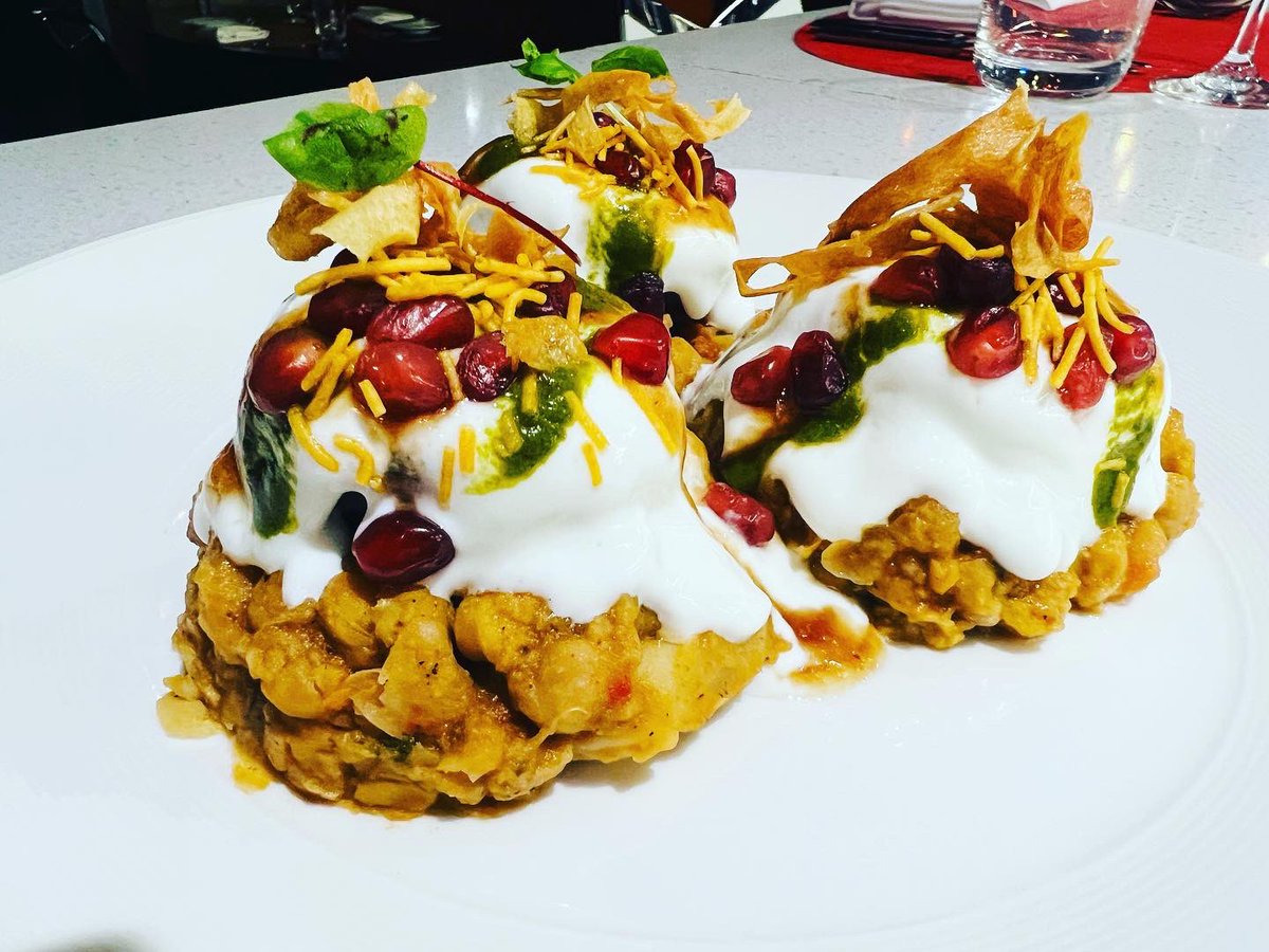 chefparminderbr's tweet photo. Aloo Chana chaat new trials with new concept of plating trying to relate the plating with eggs Benedict so we can call  it CHAATEDICT. #food #chef #toronto #plating #chefparminderbrar 

#aloo #chana #chaat with #sweet #yoghurt , #mint #sauce , #tamarind sauce , #sev , #pomegranate  and garnished with #microgreens