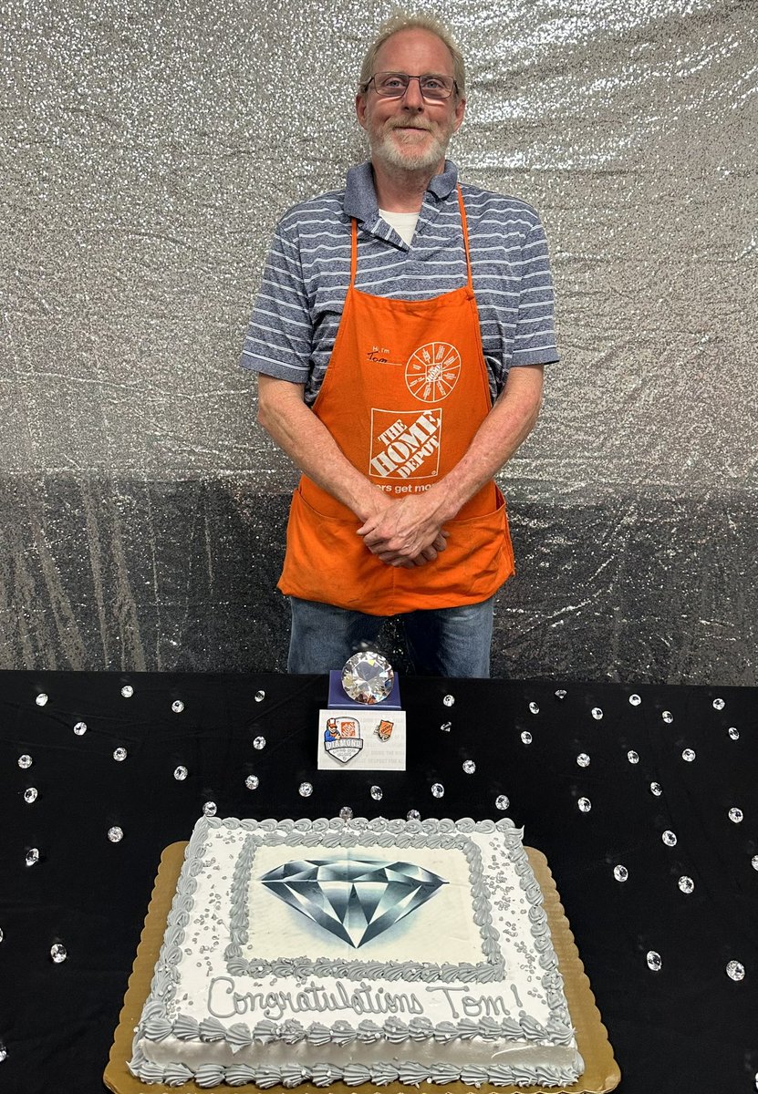 Brandi6371's tweet image. Celebrating Tom for earning his Diamond Award 💎 Congratulations Tom 💎

 @Edmond0485 @NagyAndrew @ShawnMinkner @SandraD2429 @aboutthepigskin @DepotRob 

#PMDPeopleFirst 
#D287WeAreTheBar #D287StrongerTogether
#FearUs485
