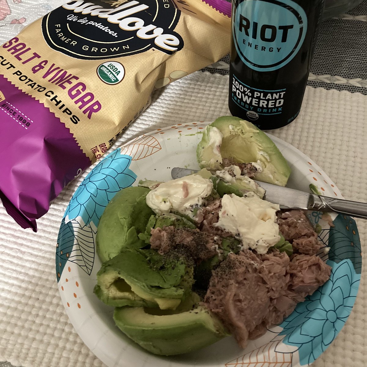 RaulerFood's tweet photo. Pepper Mayo Avocado Tuna with Blueberry Riot Energy Drink and Spudlove Sea Salt &amp; Vinegar Potato Chips | Organic Food Porn https://t.co/TI2kXCgyLJ