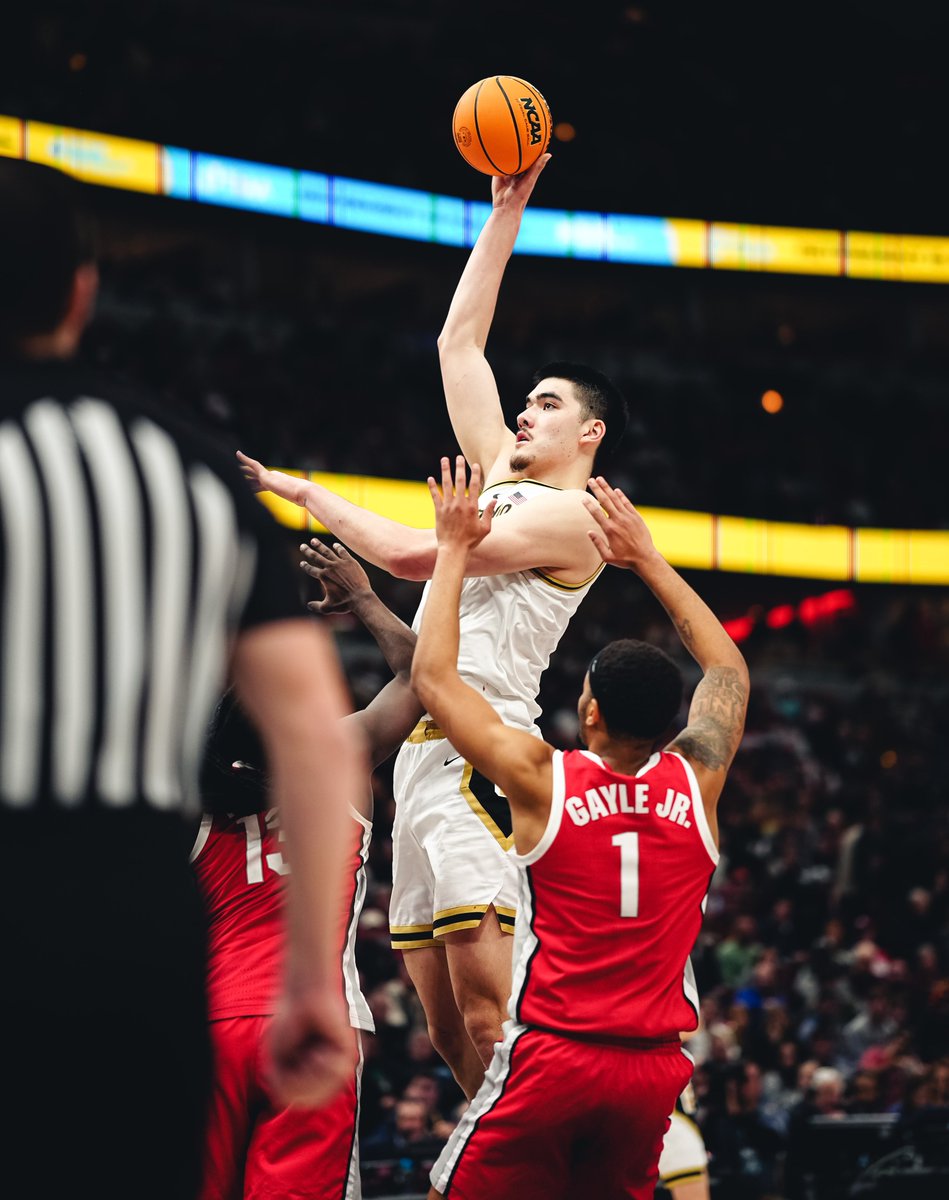 BoilerBall's tweet photo. All-District V honors from the @USBWA. 

✅: Coach of the Year -- Matt Painter
✅: Player of the Year -- Zach Edey https://t.co/maFetEU1TG