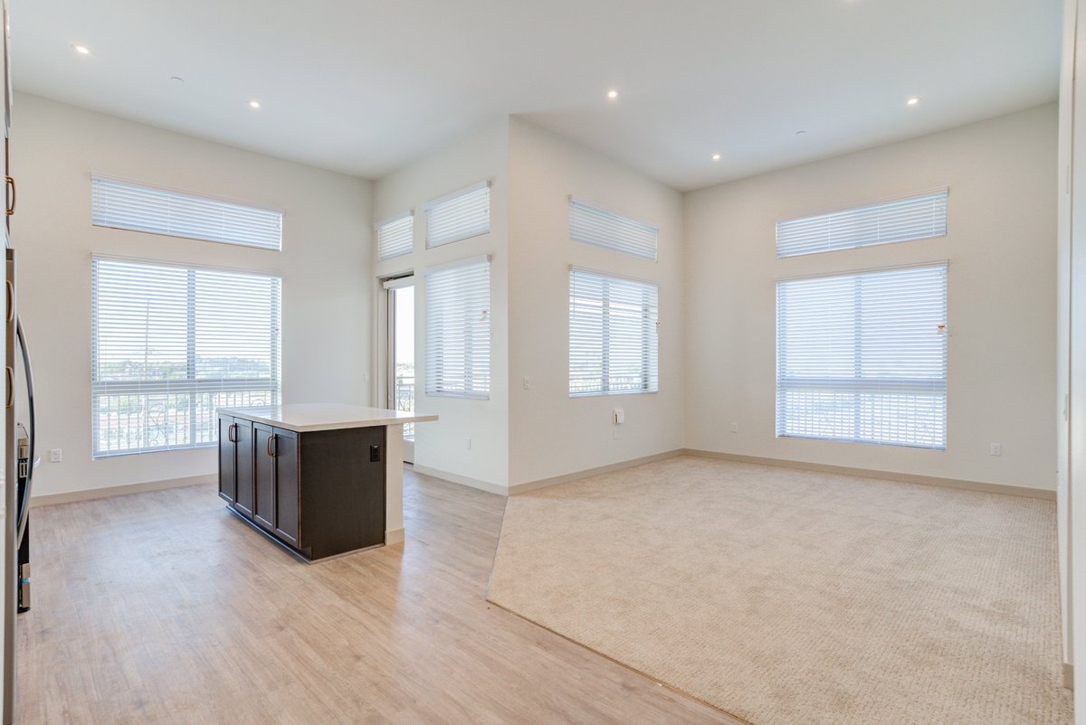 BolsaRow's tweet photo. Our luxury B2 floor plan offers 1,254 sq. ft. with 2 bedrooms/bathrooms, as well as:

Walk-in closets
Full-sized washer &amp; dryer
Central heating &amp; A/C
Designer soft-close cabinets
Quartz countertops
Chic interior finishes and fixtures
Keyless entry

Visit https://t.co/DlxyzypUsL https://t.co/csVo1pR81U