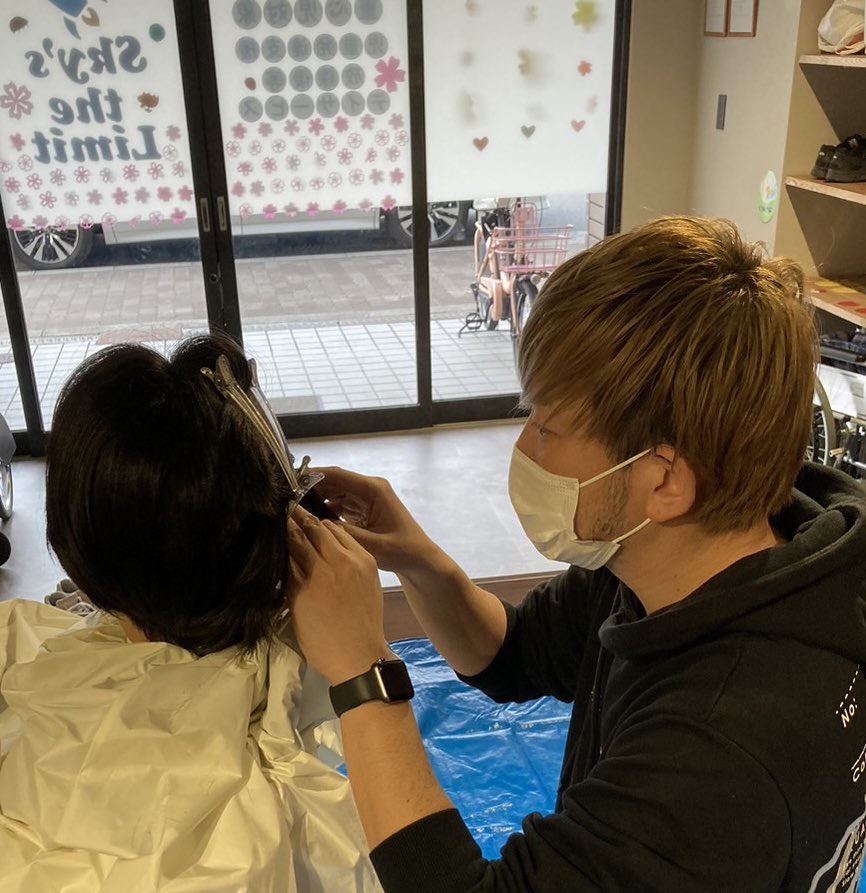 SkysLimit0310's tweet photo. 出張美容室開催しました。
カット希望でない利用児さんも、興味津々で観察していました😃 https://t.co/EMHkawmwBR