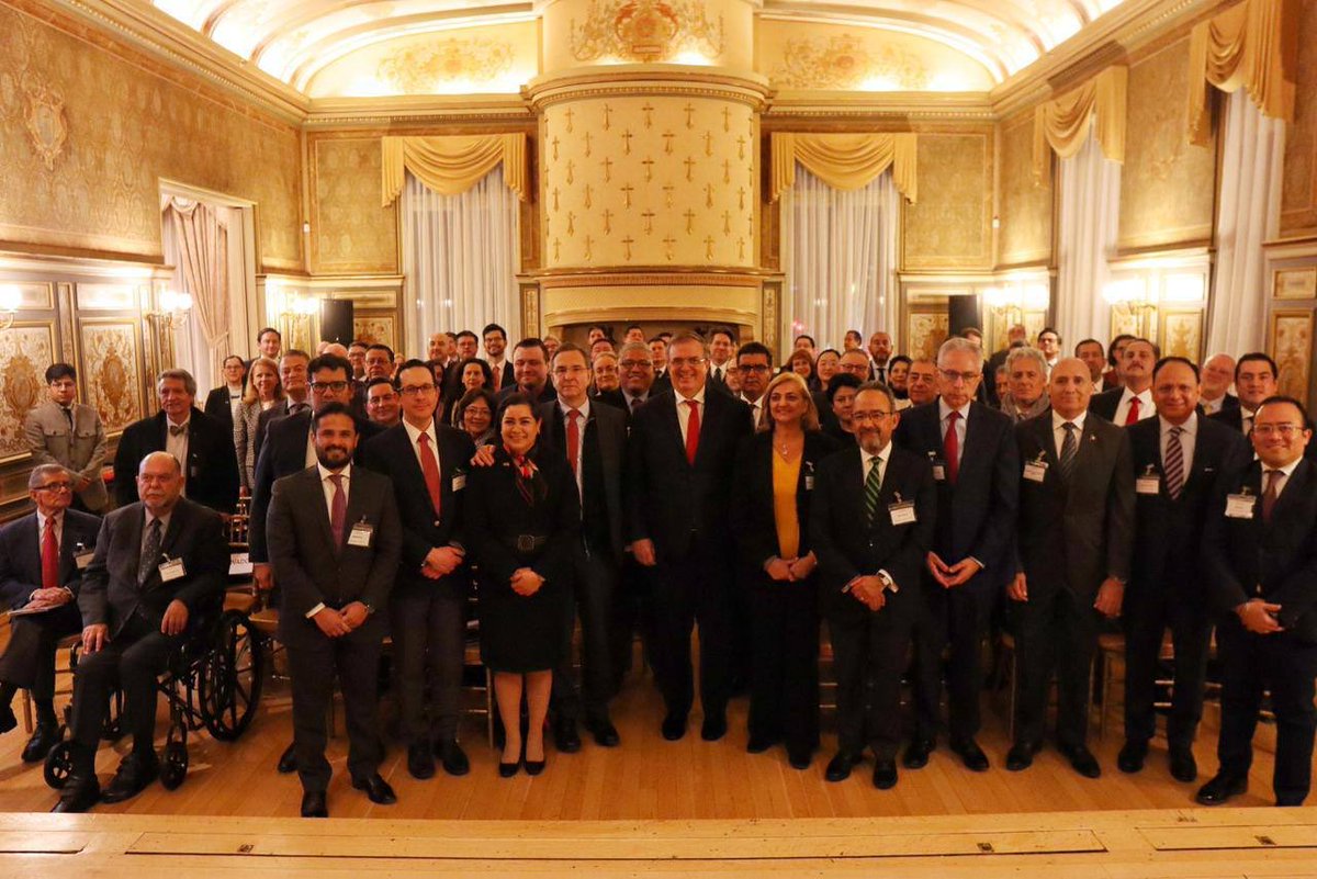 m_ebrard's tweet photo. Organizad@s,informad@s y resuelt@s para defender a nuestro país , su prestigio y su muy significativa aportación a la lucha contra el fentanilo así como su legítima demanda de frenar el tráfico de armas. 52 consulados se movilizan como instruyó el Presidente López Obrador. https://t.co/DOL0SguljA