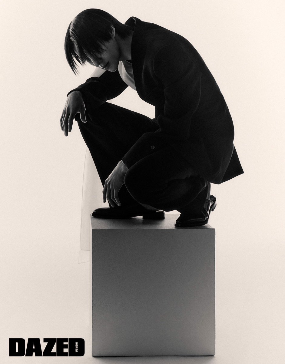 DazedKorea's tweet photo. HELLO FUTURE #협찬
 
한 치 앞도 모르는 세상, 낙관 가득한 미래를 도모하는 제노와 페라가모의 교차점에서. 
*제노가 착용한 블랙 레더 착장의 아틀란테2, 블랙 재킷 착장의 가스코 슬라이드는 페라가모(Ferragamo).
 #페라가모 #FERRAGAMO #JENO #제노 #NCT #엔시티 https://t.co/IAq4lgw5NF
