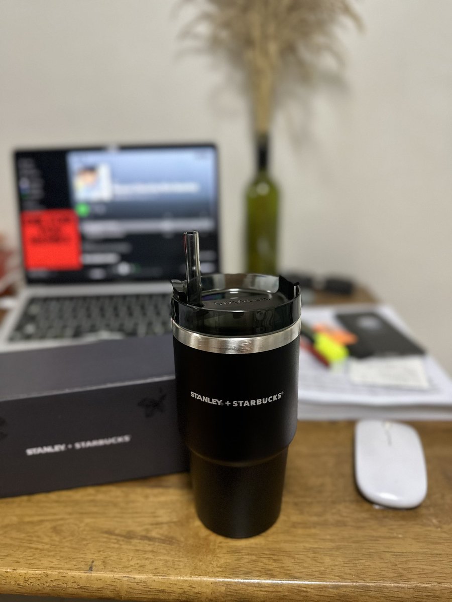 foreteee's tweet photo. It’s my midterms. Woke up early, didn’t go to the office but didn’t have the energy to study. Then suddenly the doorbell rang… waaaaah package from my cousin in Korea!

My sister while I was opening the box: Oh my gahd, the design is very fangirl.

HAHAHAHAHA ikr #KimSeonHo https://t.co/BoqlWX4lBh