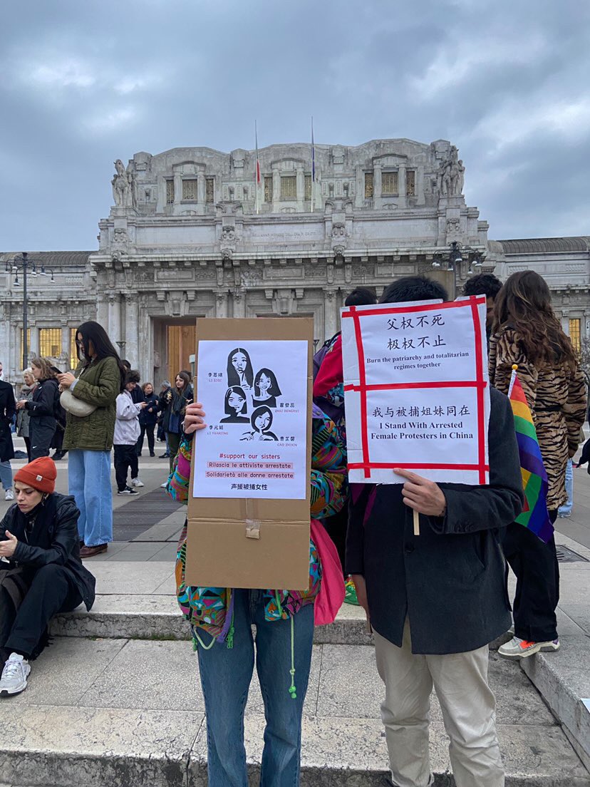feminist38's tweet photo. 【照片100】意大利米兰——“中国女性和世界站在一起” #supportoursisters  #3·8声援白纸运动被捕女青年 https://t.co/UBpOBKgcsJ