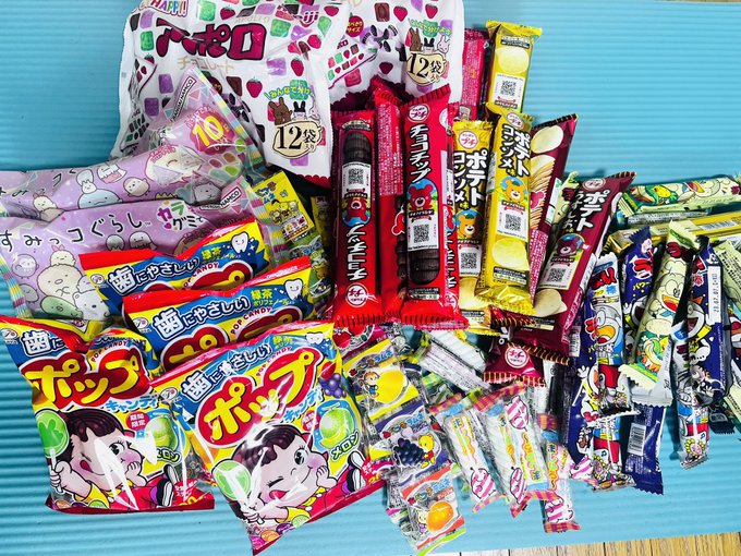 発表会で子供たちに配るお菓子🍭🍬🍫かごいっぱいに買ってきたものを、この1年間の子供たちの成長を思い出しながら袋詰めしてる