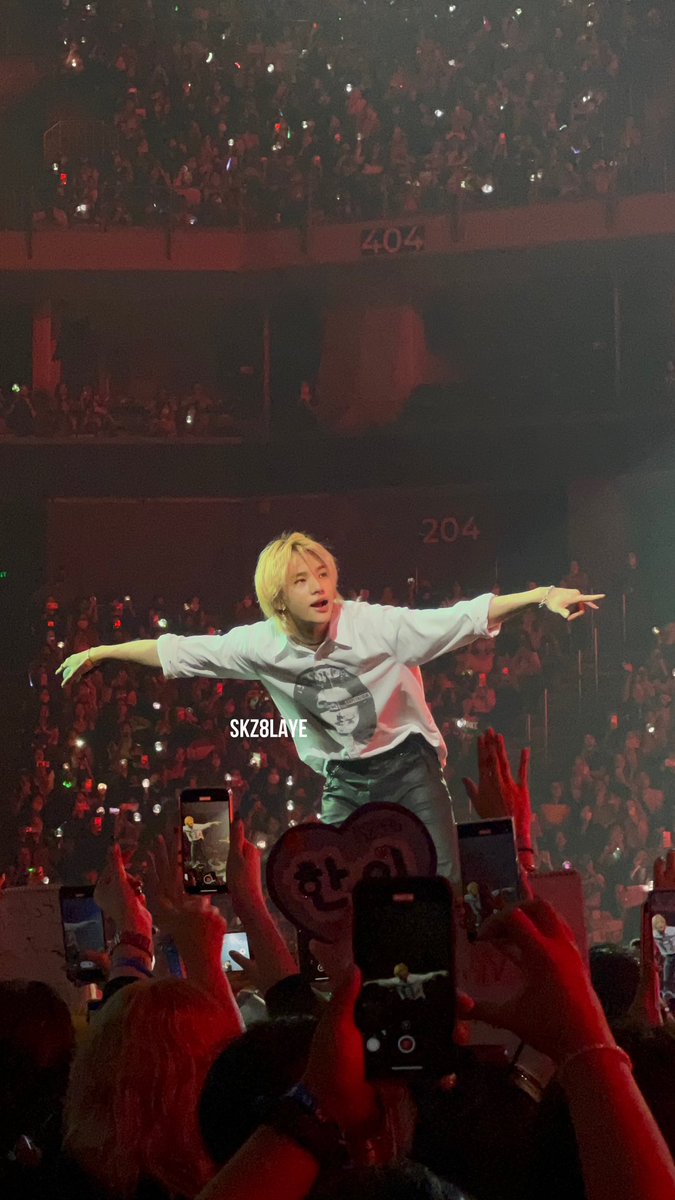 skz8laye's tweet photo. reappearing on the tl to say that he’s real, he’s an actual person, and he’s so so so beautiful https://t.co/jA5254rDyt