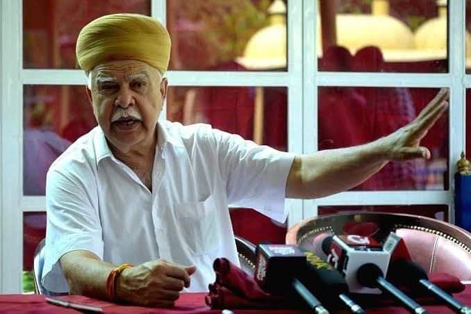PratibhaSinghch's tweet photo. "मैं 6 फ़ीट 4 इंच और 118 किलो का आपके सामने खड़ा हूँ-हमने सिर कटवाए हैं,खून से इतिहास लिखा है जौहर की ज्वाला में बहुत कुछ जल जाएगा.रोक सको तो रोको,जो अपनी जात का नहीं,वह अपने बाप का नहीं,जो अपने बाप का नहीं वह अपने राष्ट्र क��� नही,श्री लोकेंद्र सिंह कालवी साहेब को सादर श्रद्धांजली https://t.co/NVgLBXqYGs