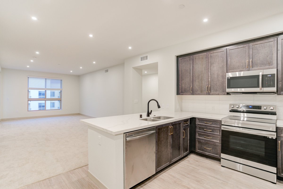 BolsaRow's tweet photo. Our luxury C1 floor plan offers 1,384 sq. ft. with 3 bedrooms and 2 bathrooms, as well as:

Walk-in closets
Full-sized washer &amp; dryer
Central heating &amp; A/C
Designer soft-close cabinets
Quartz countertops
Chic interior finishes and fixtures
Keyless entry

https://t.co/DlxyzypUsL https://t.co/RFPoOnYF4P