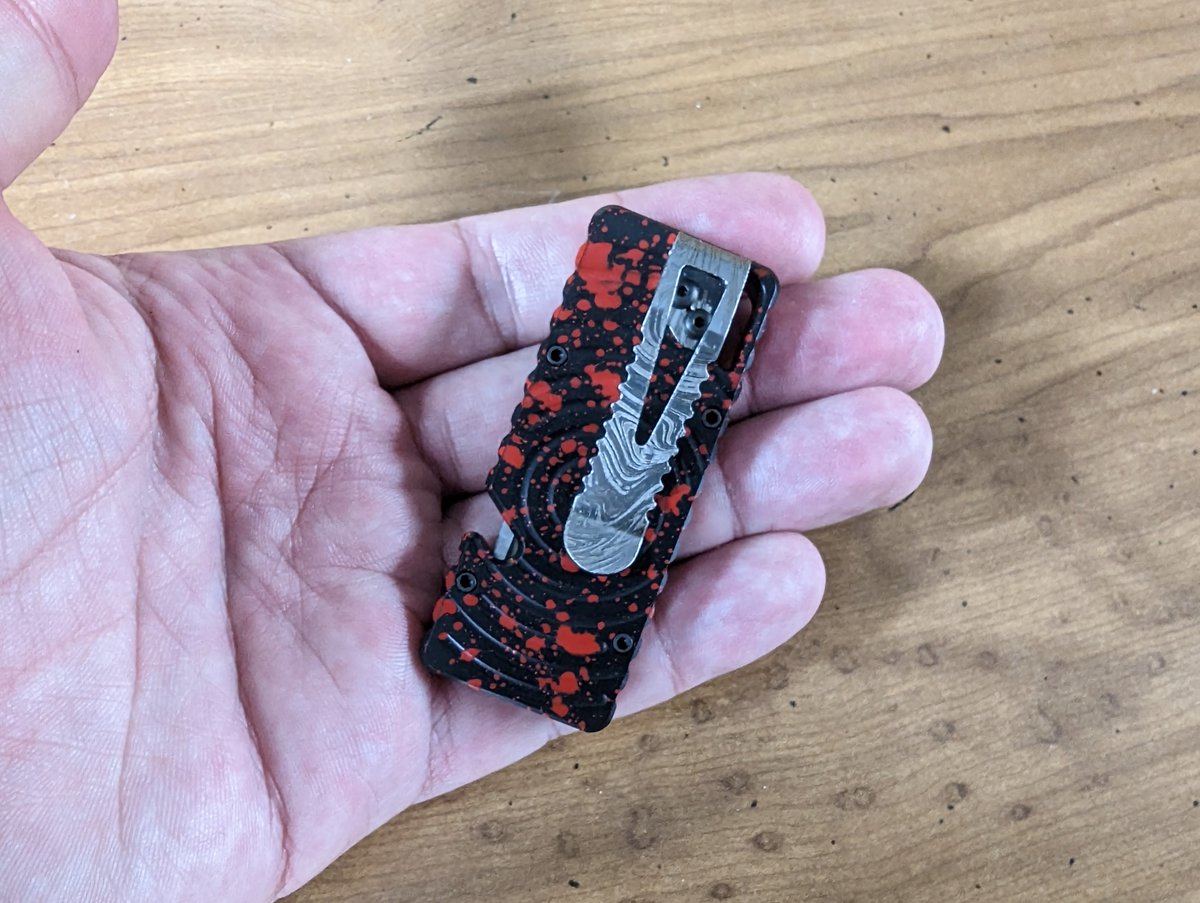 TheProfosist's tweet photo. Just me or does the new @tacticalkeychains #TUKKHD give off some tiger-stripe Desert Eagle vibes?
#EDC #TechPickups #TechPorn https://t.co/4iIqfBR6qn