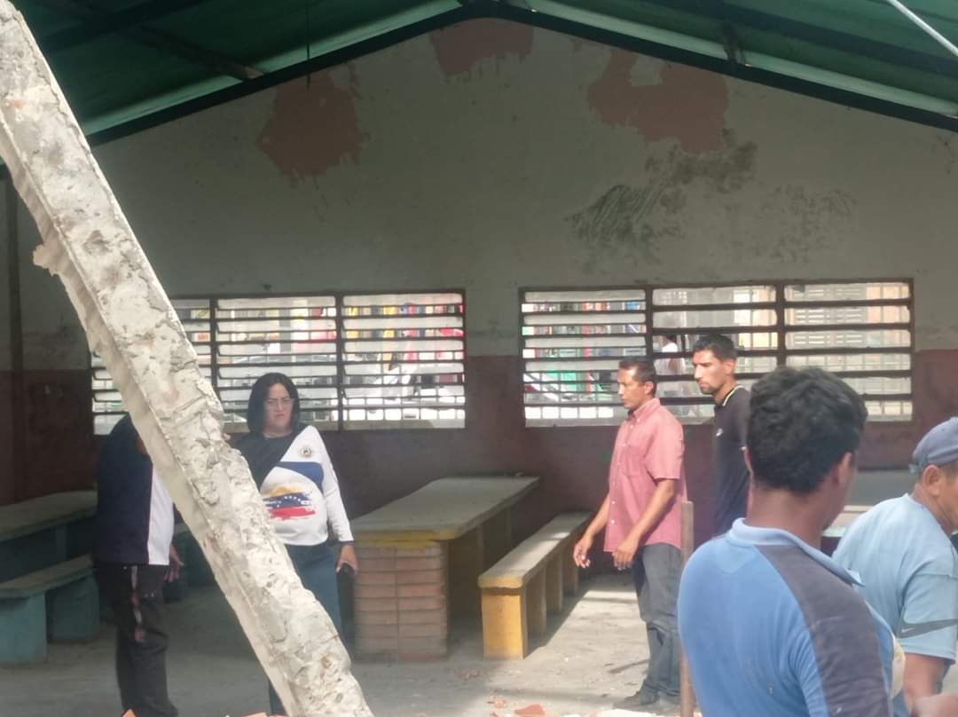 ZE_Apure1's tweet photo. #EnFotos | Bricomiles BRICOP. Hoy #13Mzo continúan los avances del desarrollo al Jardín de Infancia Arauca, en Aras de constatar la rehabilitación y embellecimiento de  la planta física, para el buen funcionamiento de todo el personal y estudiantes. @info_mppe @eduardopiate2 https://t.co/HT7tYjYuip