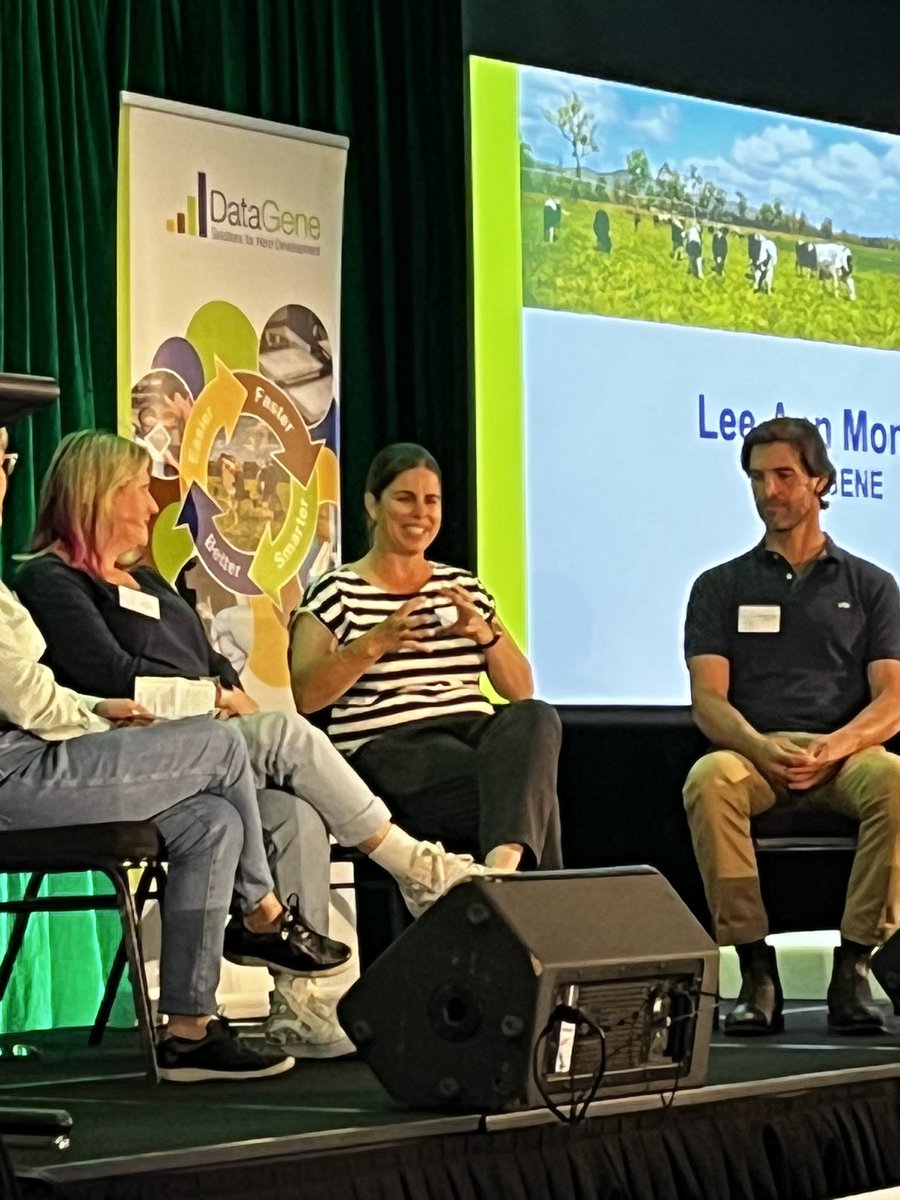 mmichelleaxford's tweet photo. Three farmers and three different reasons for starting #heifergenomics. Great sharing practical challenges…and solutions. #ginfo #datagene #ausdairy @milkmaid70 @Monique57078555 https://t.co/FrM8i8EpeC