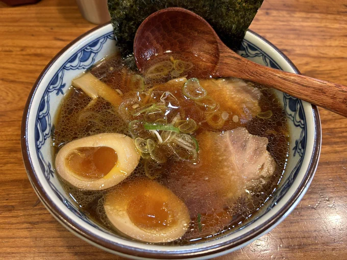 フラッと入ったラーメン屋でメニューもあまり見ずにまるとく中華そばを頼んだら、後から入ってきた客の大半が「マシンガン」と言ってて「マシンガンとはっ!?」ってなってしまった…
次は頼んでみるかー 