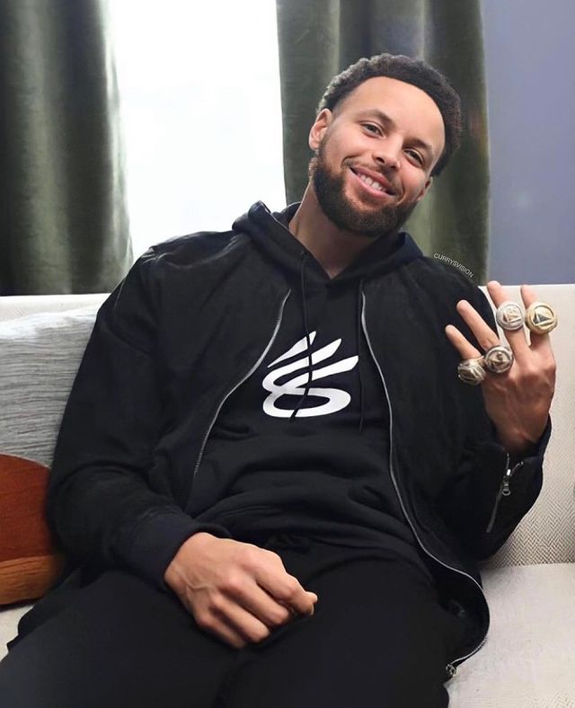 Feliz aniversário para o cara que me fez se apaixonar por um esporte e por um time.

Meu ídolo como pessoa e atleta, você alcançou a imortalidade Steph! Vida longa ao chef...

#NBAnaESPN