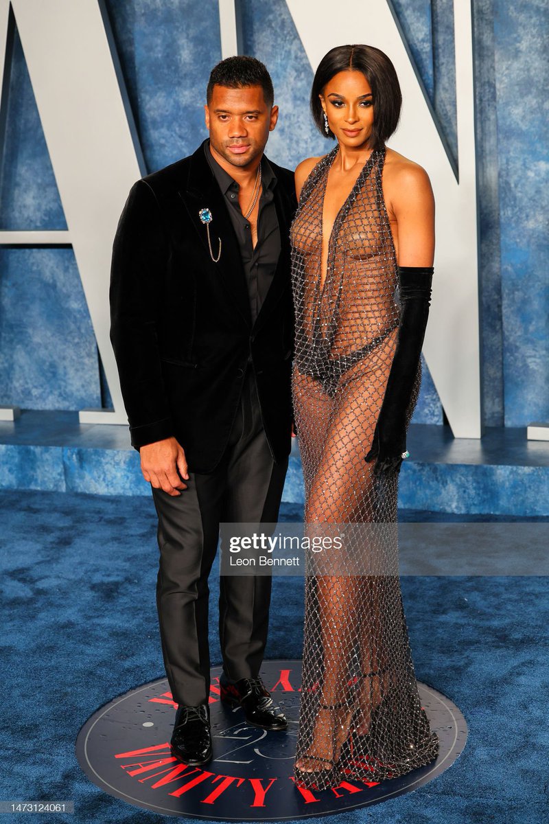 @CLTgirl82 He’s literally standing right next to her. Like….are you okay sis?!