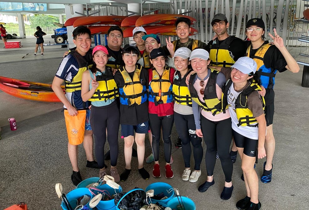 OracleCareers's tweet photo. How do we thank our #OracleInterns? With a big send-off, loads of career advice from our leaders, and this flashback of their #internship highlights. Thank you #SGClassOfInterns! 🇸🇬
#LifeAtOracle #YourFutureAtOracle https://t.co/9tRrc2LomO https://t.co/wF4n7GOs3w
