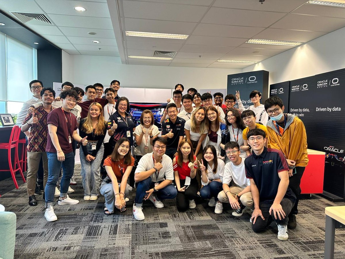 OracleCareers's tweet photo. How do we thank our #OracleInterns? With a big send-off, loads of career advice from our leaders, and this flashback of their #internship highlights. Thank you #SGClassOfInterns! 🇸🇬
#LifeAtOracle #YourFutureAtOracle https://t.co/9tRrc2LomO https://t.co/wF4n7GOs3w