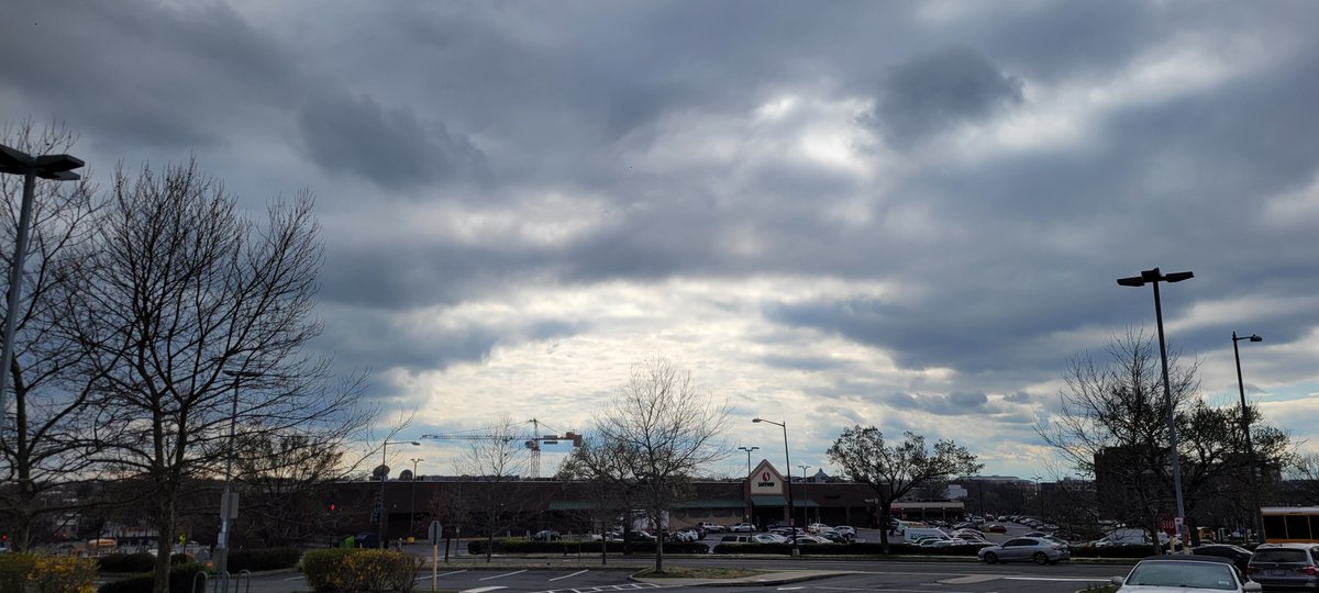 CapitalJeff's tweet image. Clouds. #nedc #dupontcircle #wusa9weather @capitalweather @PoPville @hbwx @FitzFox5DC @DildineWTOP @Conthescene @stormes44 @GQCOP45