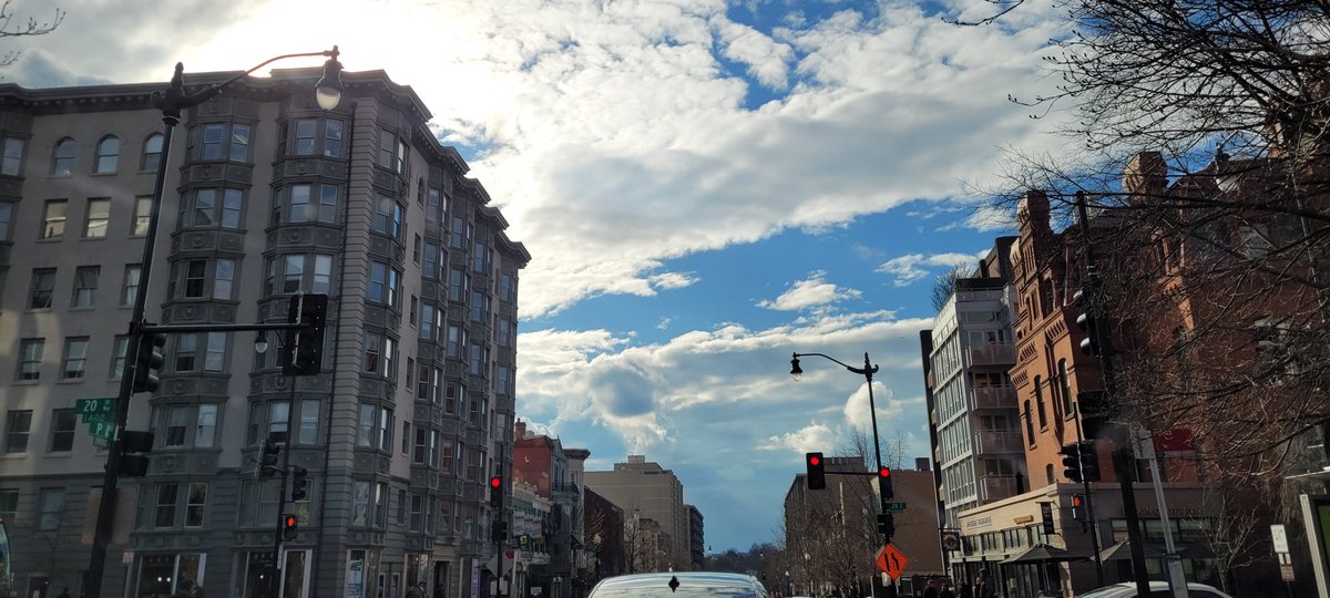 CapitalJeff's tweet image. Clouds. #nedc #dupontcircle #wusa9weather @capitalweather @PoPville @hbwx @FitzFox5DC @DildineWTOP @Conthescene @stormes44 @GQCOP45