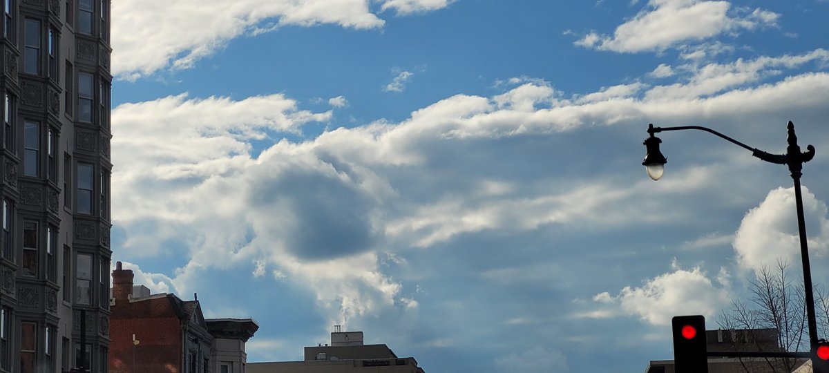 CapitalJeff's tweet image. Clouds. #nedc #dupontcircle #wusa9weather @capitalweather @PoPville @hbwx @FitzFox5DC @DildineWTOP @Conthescene @stormes44 @GQCOP45