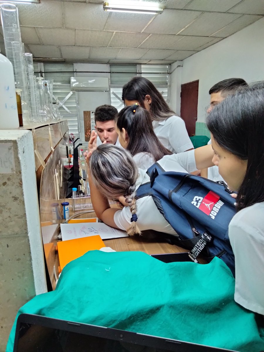 Proceso Docente en los laboratorios clínicos de la @Univers71438063 .por una Universidad desarrolladora que abraza sus sueños a la excelencia <a href="/japortalmiranda/">José Angel Portal Miranda</a> <a href="/JLAparicioDr/">Dr. José Luis Aparicio Suárez</a> <a href="/JorgeGonzlezPr7/">Jorge González Pérez</a> <a href="/JLBrocheLorenzo/">Jorge Luis Broche Lorenzo</a> @JorgeLuisPerd20 #MejorEsPosible