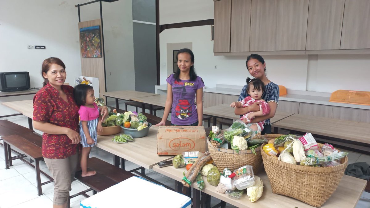 Food is not about nutrients and calories. It’s about sharing. It’s about honesty. It’s about identity. 

#zerowaste #zeroloss #sharingfood #bali #foodrescue #surplusfood #sos