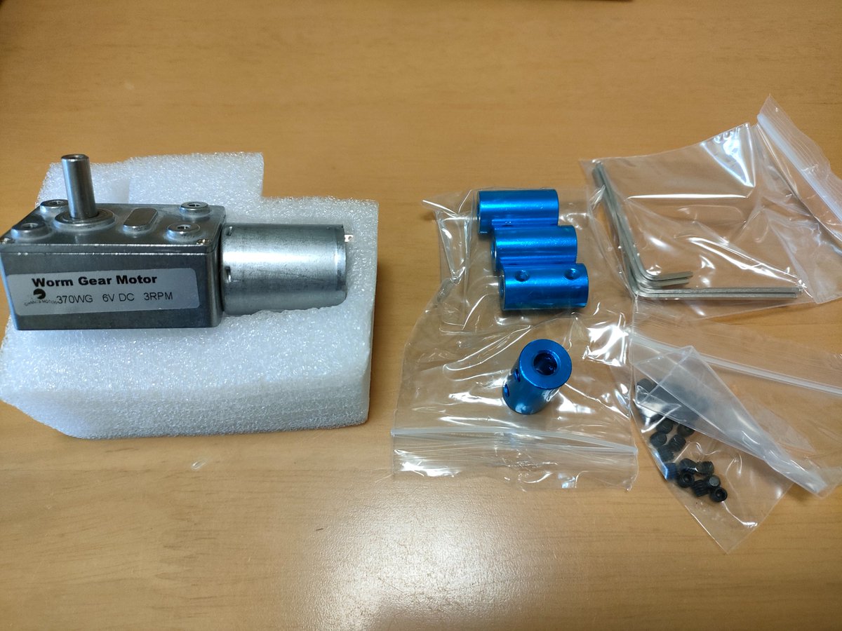 MASAFUKUI2's tweet image. 仰角用のギアモータと軸受け、ジョイントを新たに入手して設計を見直しました　(^_^;)
土台にはikea製の木製棚を切って使います
パイプと軸受けはアンカー木ねじで固定
最後に土台を三脚にワンタッチで取付予定
#hamradio  #2axis #rotator #DIY #自作