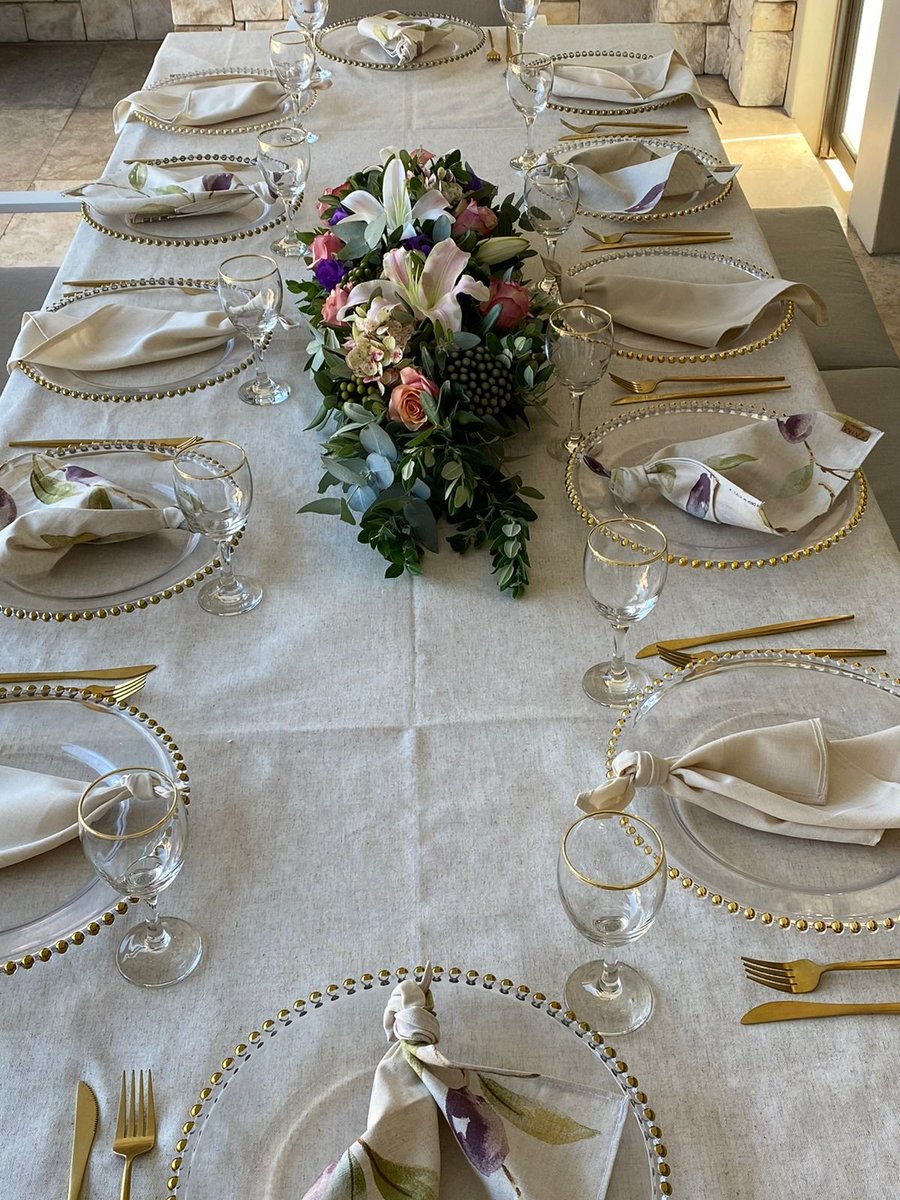 FlowerS1sters's tweet photo. Stunning table arangement we made recently.

#floral #capetown #flowerdelivery #contactus
#tablearrangement #Flowers 
#Stunning #beautiful 
#elegant https://t.co/duzSoNzOzr