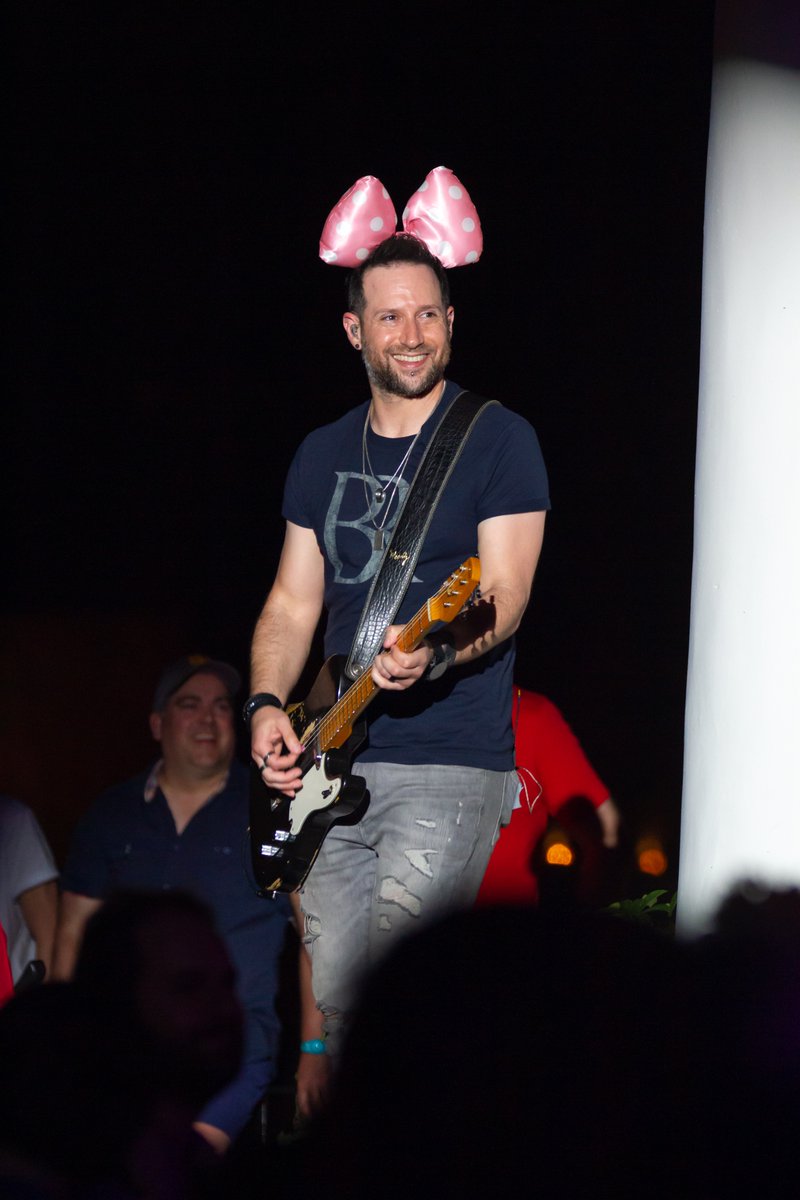 Saw <a href="/smashmouth/">Smash Mouth</a> at Epcot earlier this evening during their final (of six) performances there. An excellent show as part of the Garden Rocks Concert Series!